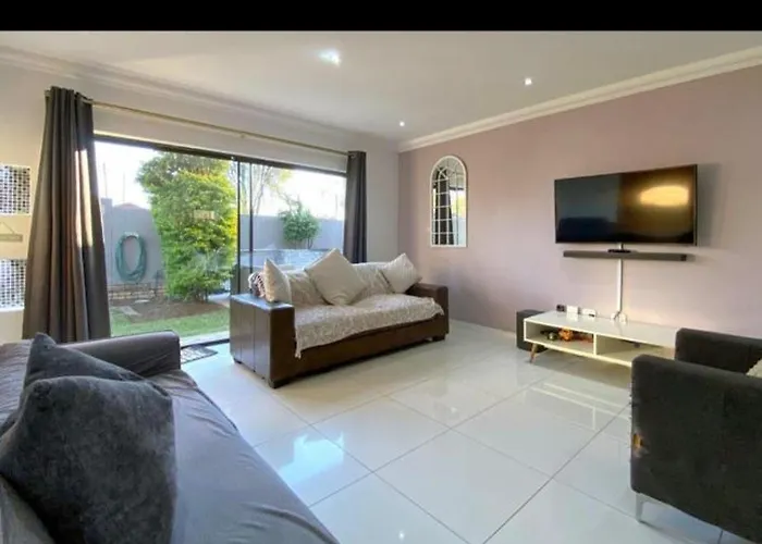 Luxury 3-Bed Retreat With Pool & Jacuzzi 10Min From Or Tambo