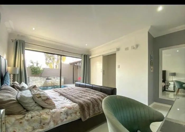 Luxury 3-Bed Retreat With Pool & Jacuzzi 10Min From Or Tambo