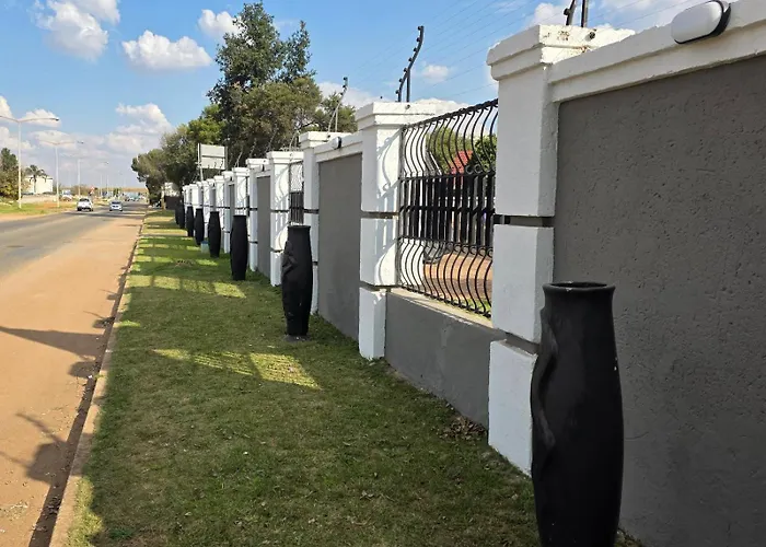 Phola Lodge Or Tambo
